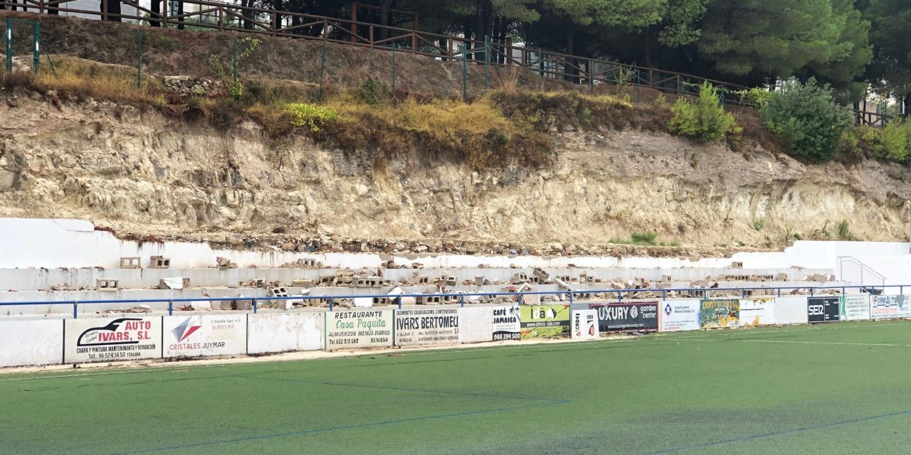 El partido Benissa-Alicante City suspendido por el desprendimiento de una pared lateral del campo