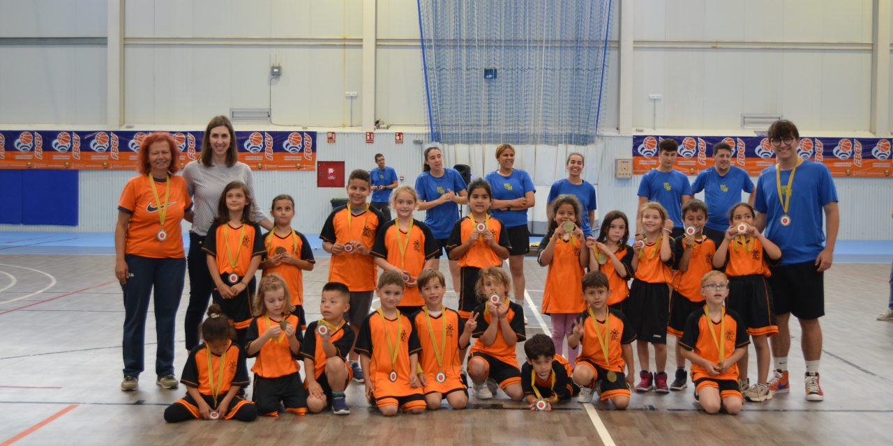 Los equipos prebenjamines reciben sus medallas en la clausura de la Liga Escolar de Dénia