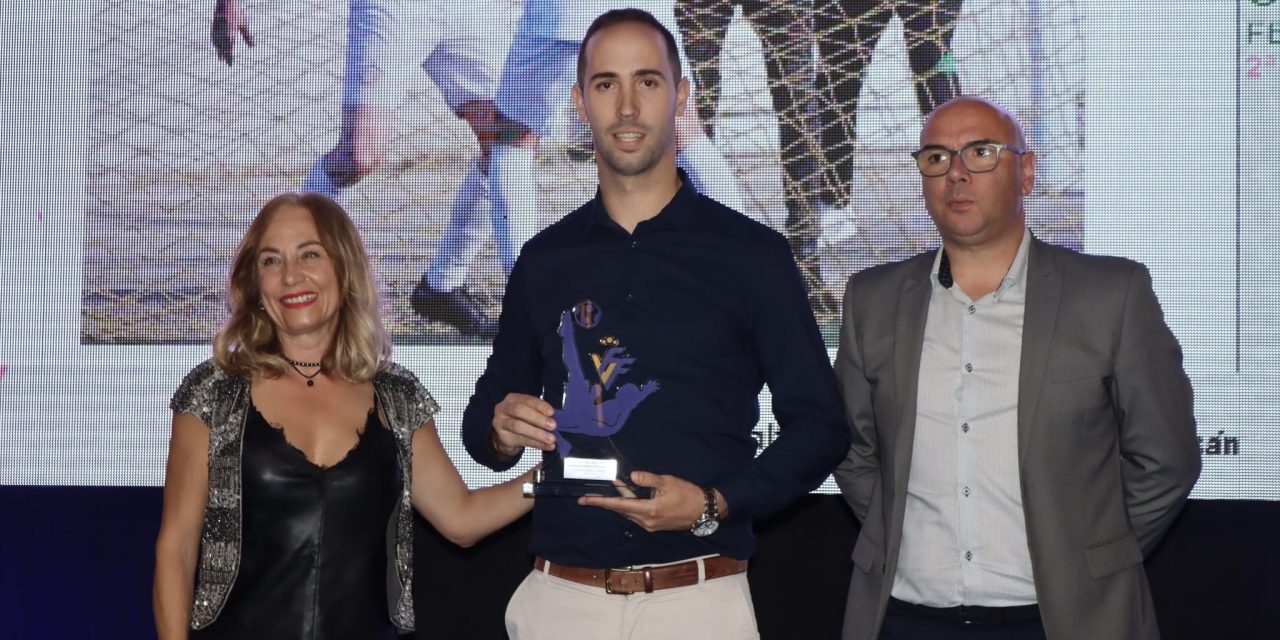 Ferran Monzó recibe el galardón de máximo goleador en la Gala de la Federación  