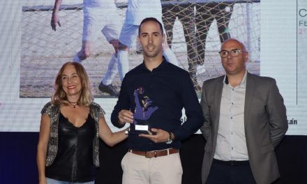 Ferran Monzó recibe el galardón de máximo goleador en la Gala de la Federación  