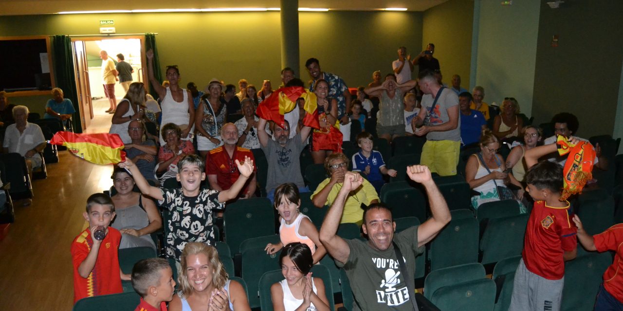 Un centenar d’aficionats vibren en el Centre Social de Dénia amb el títol d’Espanya al Mundial