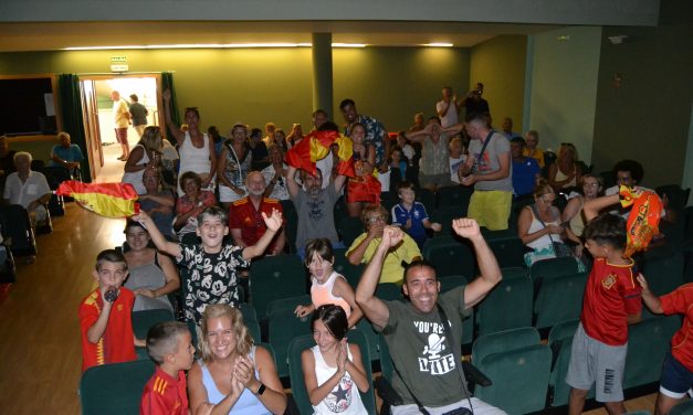 Un centenar de aficionados vibran en el Centro Social de Dénia con el título de España en el Mundial