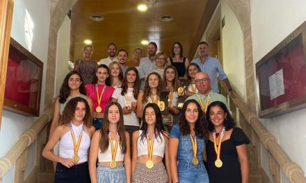 Las campeonas de España infantil de balonmano playa son homenajeadas por el Ajuntament de Xàbia 