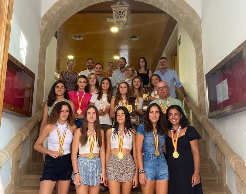 Las campeonas de España infantil de balonmano playa son homenajeadas por el Ajuntament de Xàbia 
