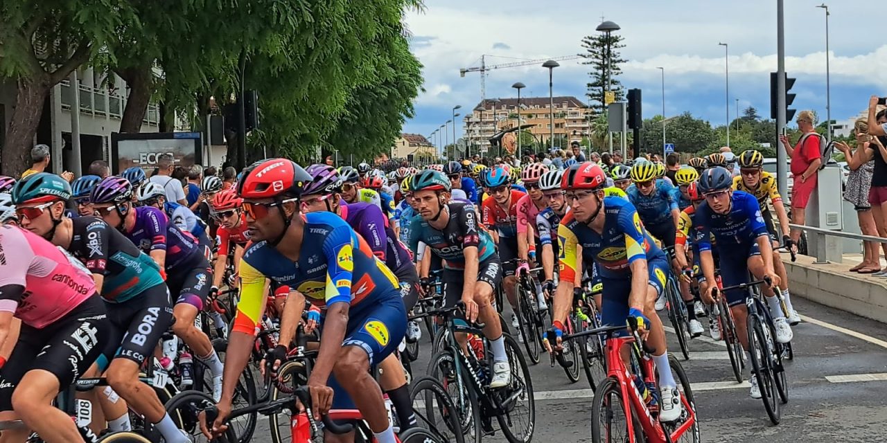 Los aficionados se vuelcan con La Vuelta en la etapa de Dénia en la que Ayuso acaba tercero