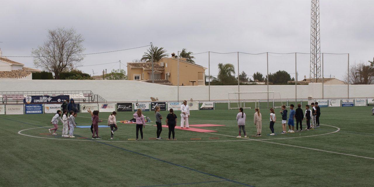 Cinc-cents xiquets i xiquetes de Xàbia commemoren el Dia Internacional de l’Esport